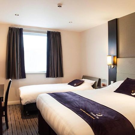 Premier Inn Guildford North - A3 エクステリア 写真