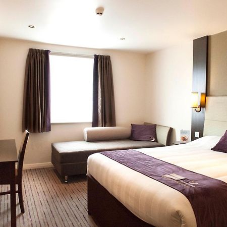 Premier Inn Guildford North - A3 エクステリア 写真