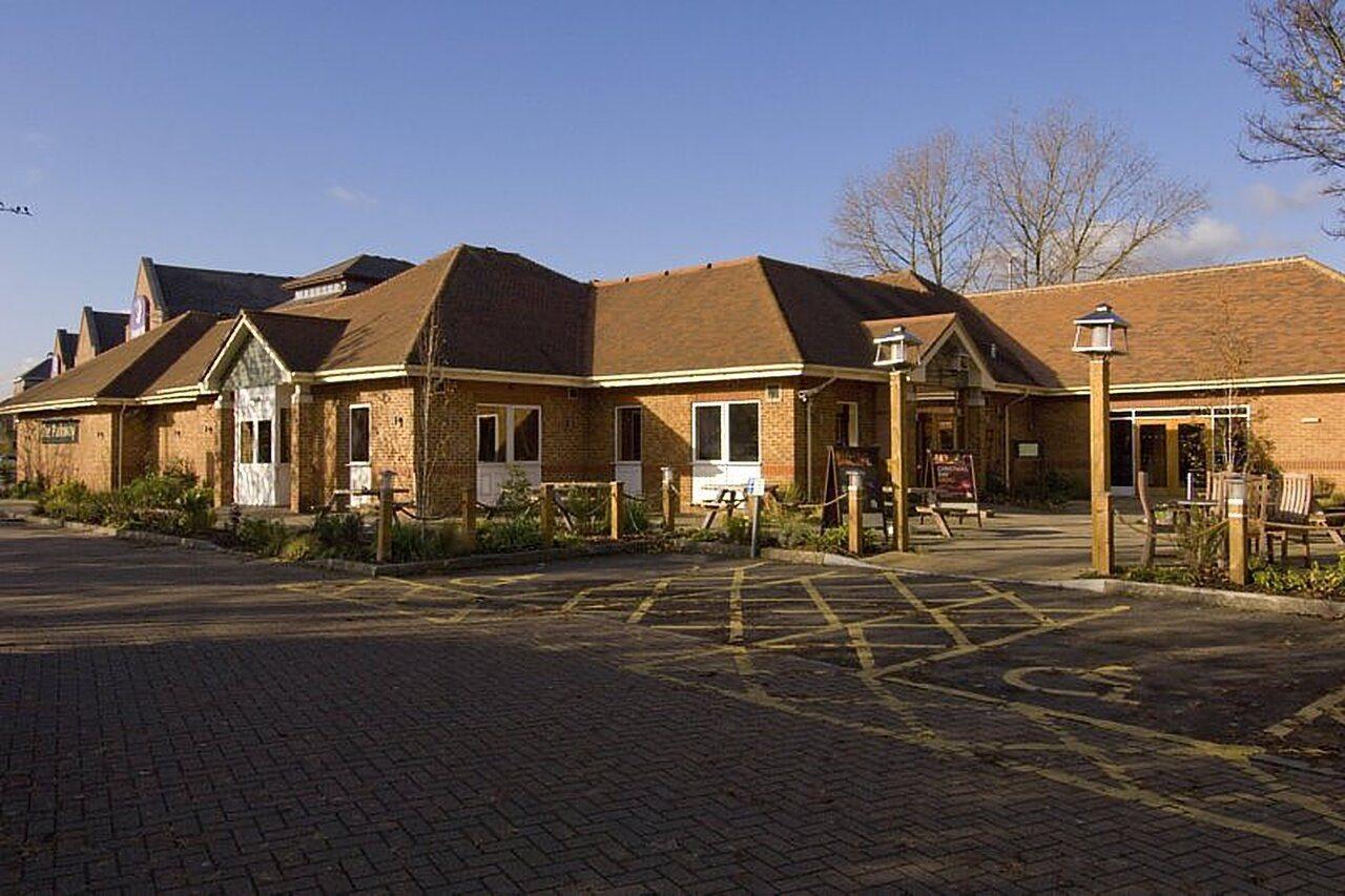 Premier Inn Guildford North - A3 エクステリア 写真
