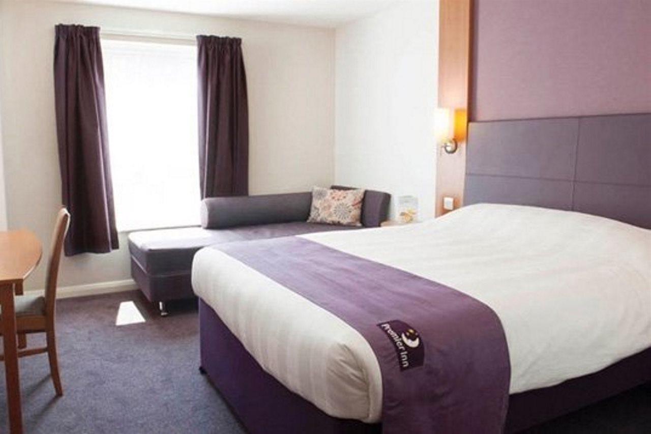 Premier Inn Guildford North - A3 エクステリア 写真