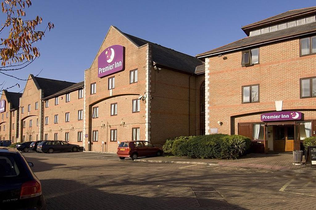 Premier Inn Guildford North - A3 エクステリア 写真