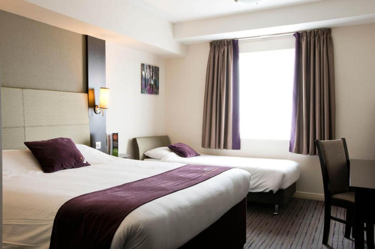 Premier Inn Guildford North - A3 エクステリア 写真