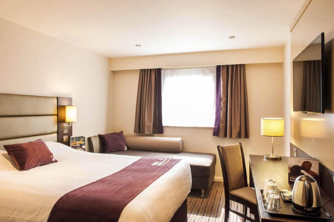 Premier Inn Guildford North - A3 エクステリア 写真