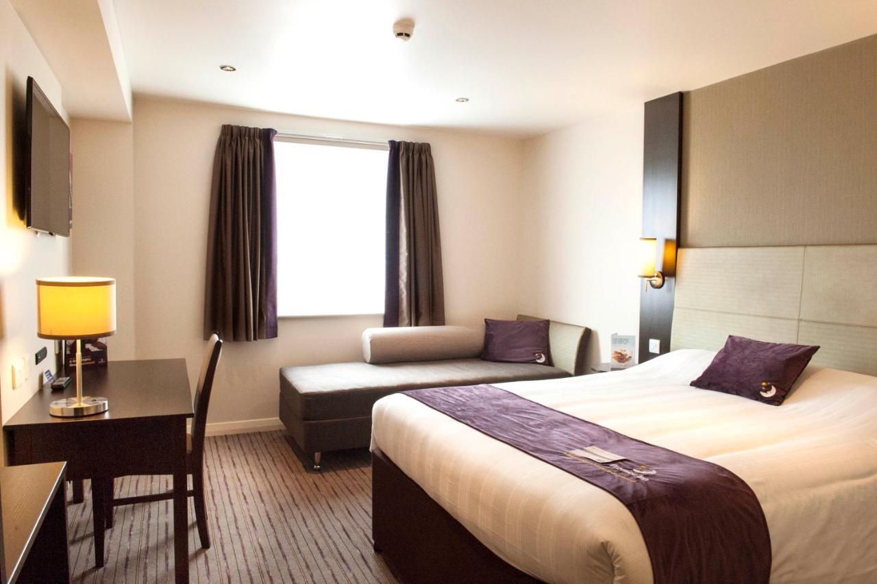 Premier Inn Guildford North - A3 エクステリア 写真