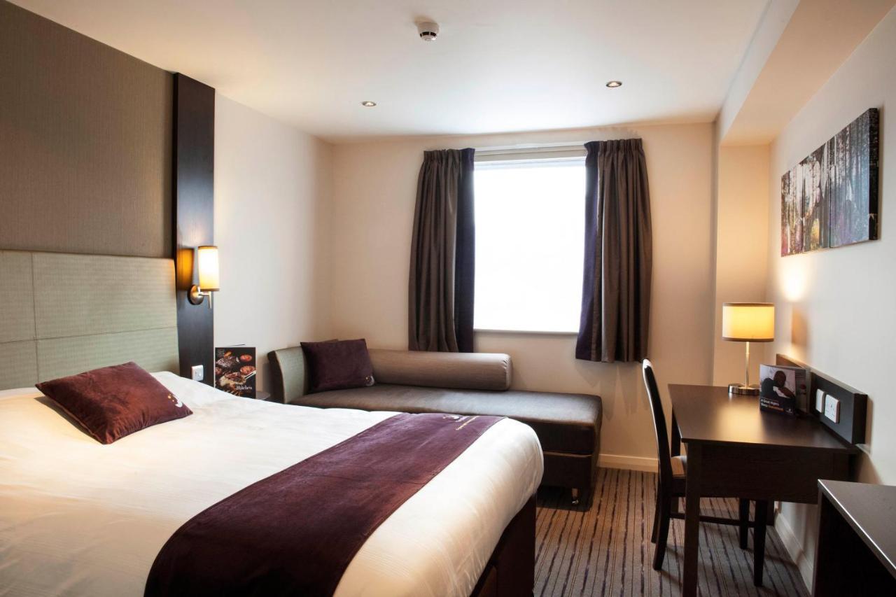 Premier Inn Guildford North - A3 エクステリア 写真
