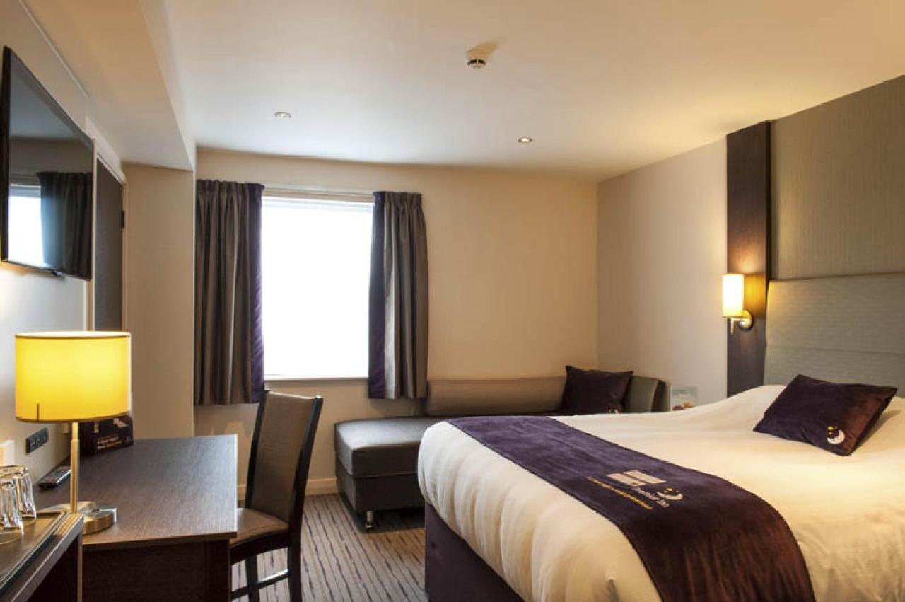 Premier Inn Guildford North - A3 エクステリア 写真