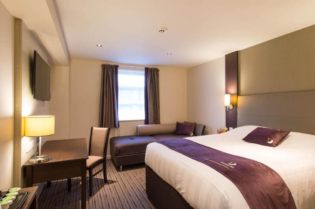 Premier Inn Guildford North - A3 エクステリア 写真
