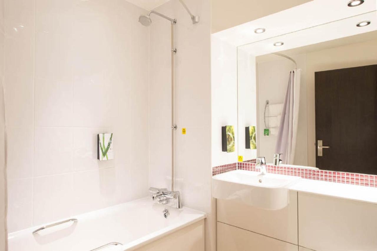 Premier Inn Guildford North - A3 エクステリア 写真
