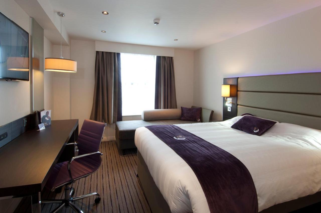 Premier Inn Guildford North - A3 エクステリア 写真