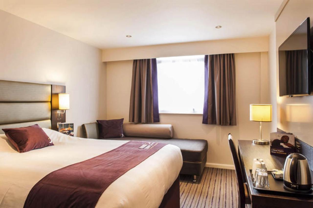 Premier Inn Guildford North - A3 エクステリア 写真