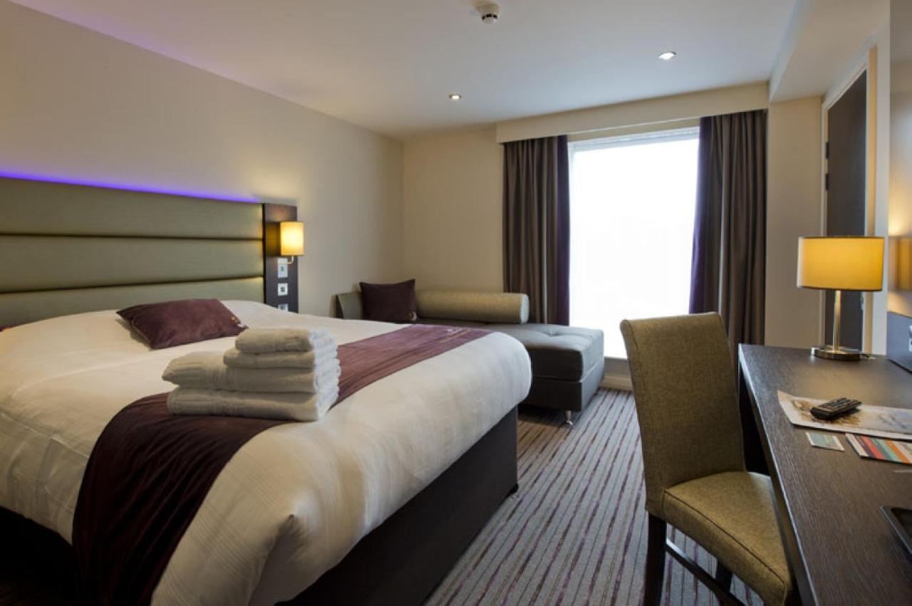 Premier Inn Guildford North - A3 エクステリア 写真